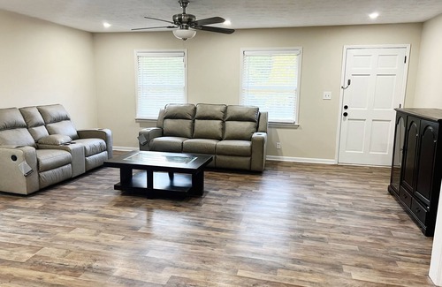 Ellenwood Casa | Charming 3-bedroom home under 20 minutes from the city of Atlanta and airport