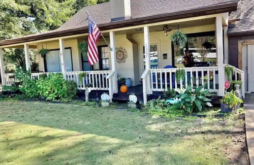 Tuscaloosa Casa | Charming 3 bedroom home downtown Northport, Near Tuscaloosa U of A campus