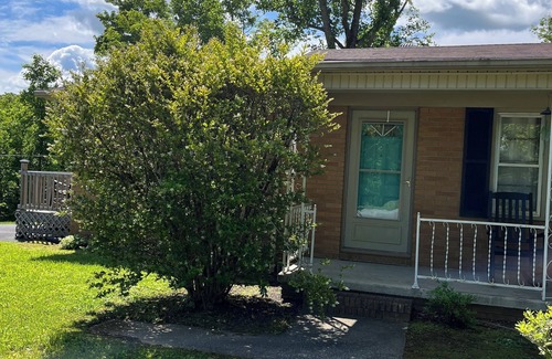 Miracle Casa | Charming 3-bedroom house with WiFi, AC in Pineville Kentucky