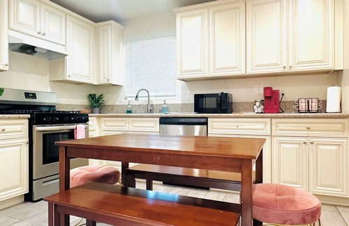 Eastside Casa | Charming 3-bedroom house for the holidays in Riverside!