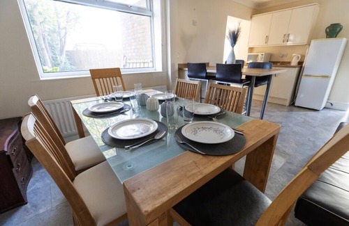 Thornaby On Tees Casa | Charming 3-bedroom house with WiFi and free parking within compound in Thornaby