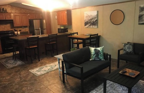 Canadian Casa | Charming 3-bedroom house with WiFi, AC in superb Canadian city