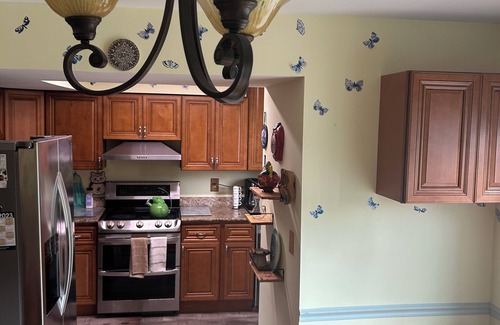 Edgewater Casa | Charming 3-bedroom house with AC, WiFi in tranquil Edgewater on the bay .