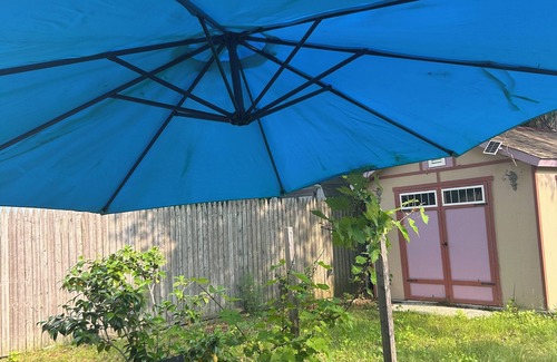 Edgewater Casa | Charming 3-bedroom house with AC, WiFi in tranquil Edgewater on the bay .