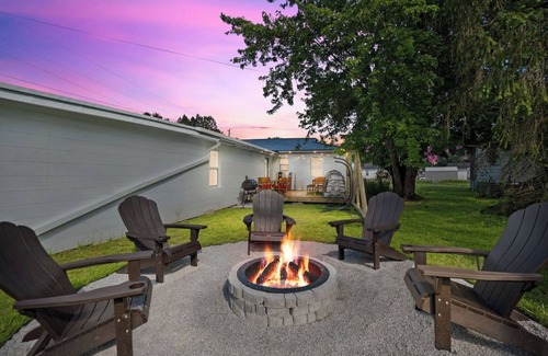 Summerlee Casa | Charming 3-bedroom house with 5 beds, deck, fire pit, and BBQ, minutes from NRG