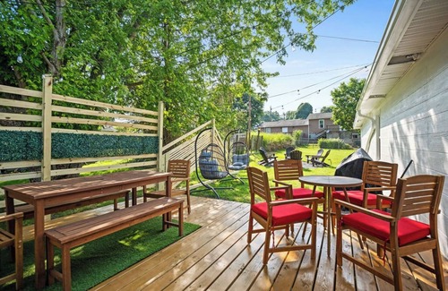 Summerlee Casa | Charming 3-bedroom house with 5 beds, deck, fire pit, and BBQ, minutes from NRG
