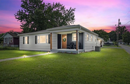 Summerlee Casa | Charming 3-bedroom house with 5 beds, deck, fire pit, and BBQ, minutes from NRG
