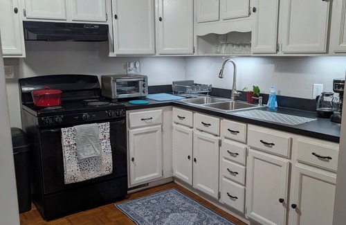 North Syracuse Casa | Charming 3-bedroom house with garage in family neighborhood.