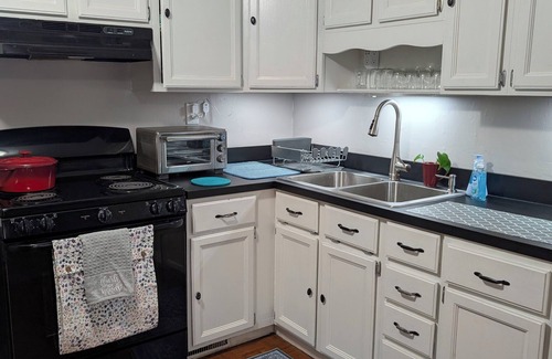 North Syracuse Casa | Charming 3-bedroom house with garage in family neighborhood.