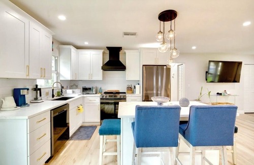 Hunt Club Casa | Charming 3-bedroom house with WiFi, AC in welcoming Westlake