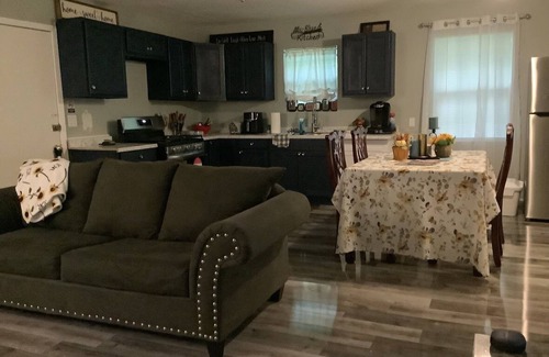 Dermott Casa | Charming 3-bedroom house in Dermott with plenty of yard for family activities.