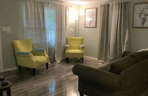 Dermott Casa | Charming 3-bedroom house in Dermott with plenty of yard for family activities.