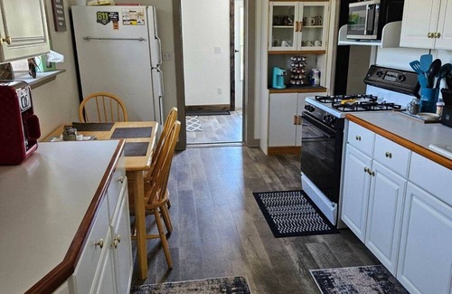 Garden County Casa | Charming 3-bedroom house in wonderful town of Oshkosh, family and pet friendly!