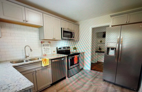 East Raleigh Casa | Charming 3-bedroom house with AC and WiFi near marvelous downtown Raleigh