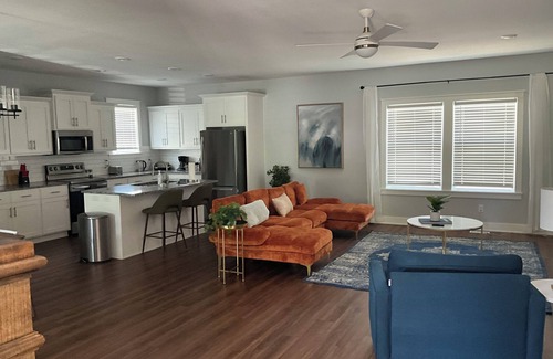 Raytown Casa | Charming 3-bedroom house 5 minutes from stadiums with balcony and garage