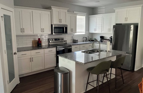 Raytown Casa | Charming 3-bedroom house 5 minutes from stadiums with balcony and garage