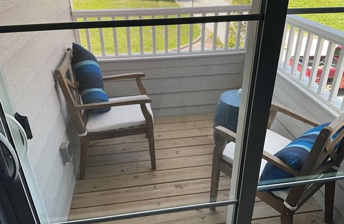 Raytown Casa | Charming 3-bedroom house 5 minutes from stadiums with balcony and garage