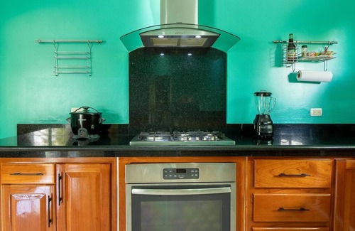 El Cerro Casa | Charming 3-bedroom house with AC and WiFi in Quepos