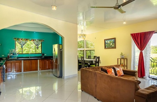 El Cerro Casa | Charming 3-bedroom house with AC and WiFi in Quepos