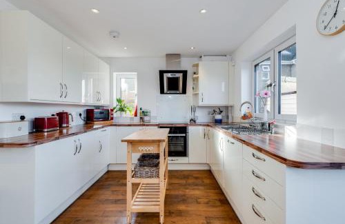 Oxford Casa | Charming 3 Bedroom House garden & parking - next to CS Lewis Nature Reserve