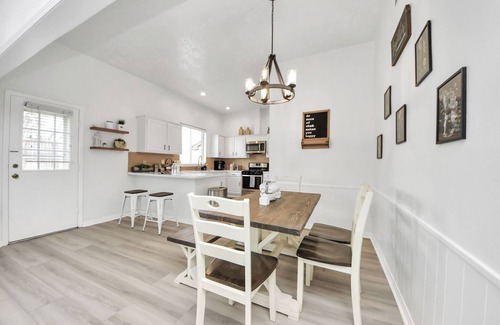 Barker Casa | Charming 3-bedroom house in lovely Katy with WiFi, sleeps 8