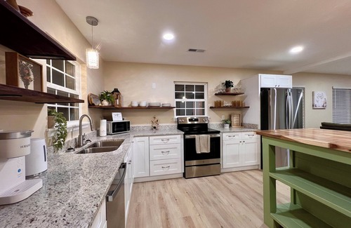 Higdon Casa | Charming 3-bedroom house With Billiards Room