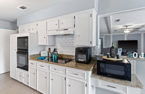 Irving Casa | Charming 3-bedroom house in Pleasant Irving with AC Near DFW & AT&T Stadium