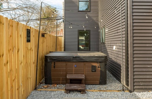 Leacock-Leola-Bareville Casa | Charming 3-bedroom house in lovely Leola with Hot Tub