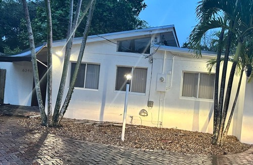 Coral Terrace Casa | Charming 3-bedroom house , free wifi near Nicklaus CHildren's Hospital in Miami