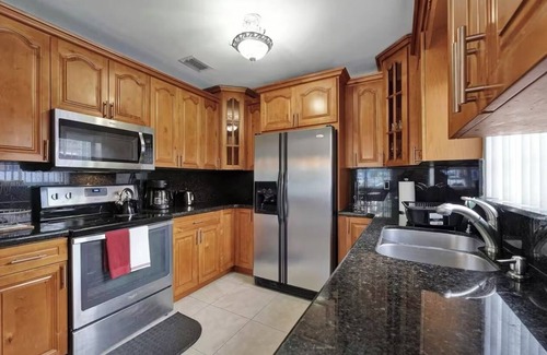 Golden Glades Casa | Charming 3-bedroom house with WiFi, AC in fantastic Miami