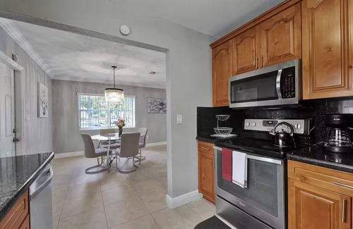 Golden Glades Casa | Charming 3-bedroom house with WiFi, AC in fantastic Miami