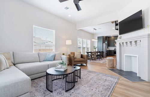 Rogers Casa | Charming 3-bedroom house 10-min walk from Downtown Rogers. Close to Beaver Lake!