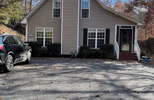 Sylva Casa | Charming 3-bedroom house with WiFi, AC near peaceful Sylva, Dillsboro and Casino
