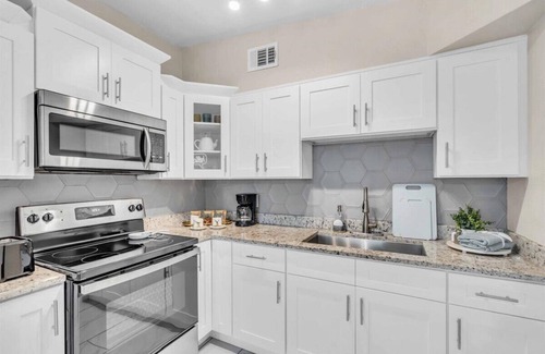 Tampa Casa | Charming 3-bedroom house in fabulous Tampa. just minutes from Busch Gardens