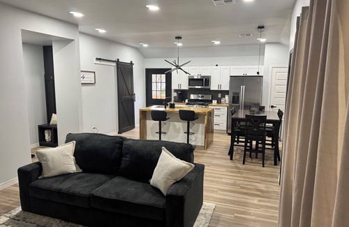 Tulsa Casa | Charming 3-bedroom house with WiFi, AC in vibrant Tulsa