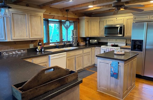 Paisley Cabina | Charming 3-bedroom lakefront cabin in welcoming Paisley