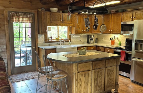 Wilcox Cabina | Charming 3-bedroom log cabin in Elk County