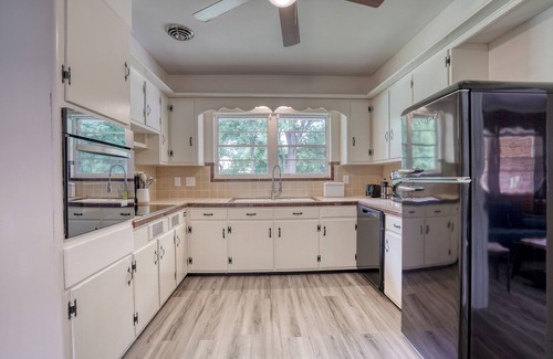 Cambridge Casa | Charming 3-bedroom Midcentury modern home, retro vibe and stylish furnishings.
