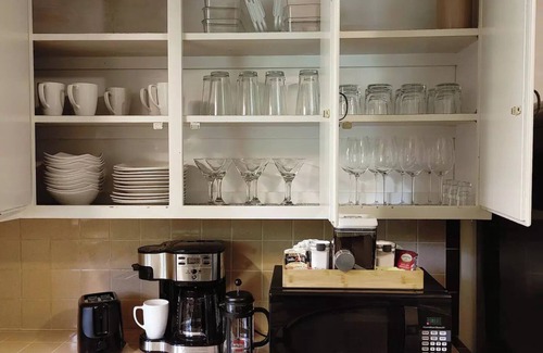 Cambridge Casa | Charming 3-bedroom Midcentury modern home, retro vibe and stylish furnishings.