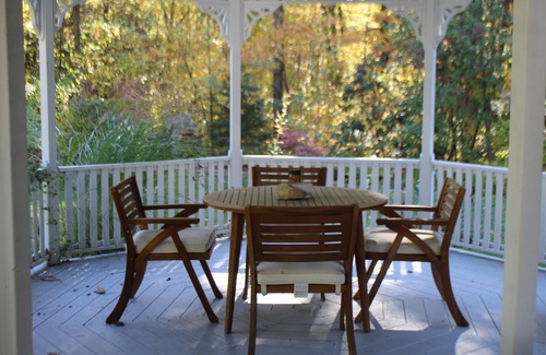 East Hartland Casa | Charming 3-bedroom Modern cottage with lakeside views