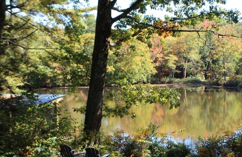 East Hartland Casa | Charming 3-bedroom Modern cottage with lakeside views