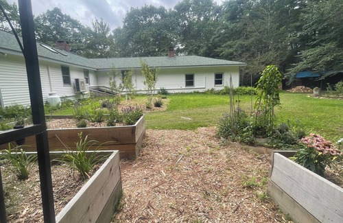 East Hartland Casa | Charming 3-bedroom Modern cottage with lakeside views
