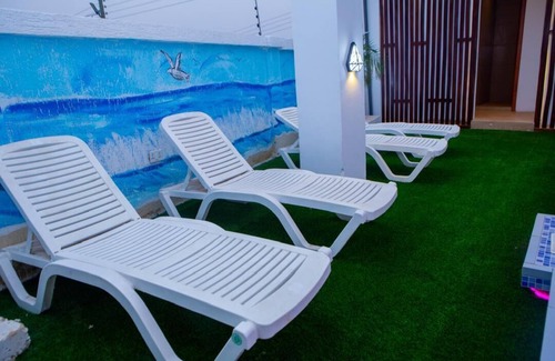 Accra Casa | Charming 3-bedroom ocean view estate with WiFi, AC in adorable Kokrobite