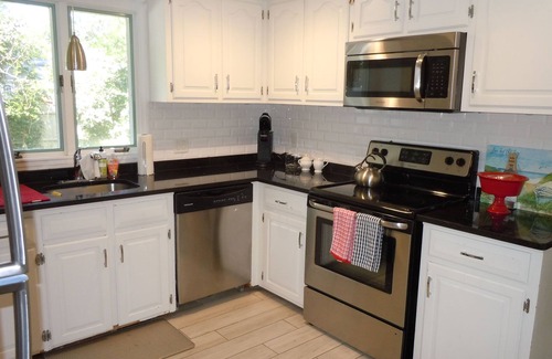 Centerville Casa | Charming 3-bedroom Pool-house with AC and Wi-Fi in Centerville.