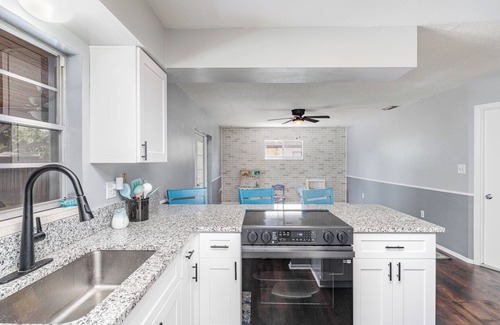 Interchange Square Casa | Charming 3-bedroom Pool House with WiFi and AC in Palm Bay