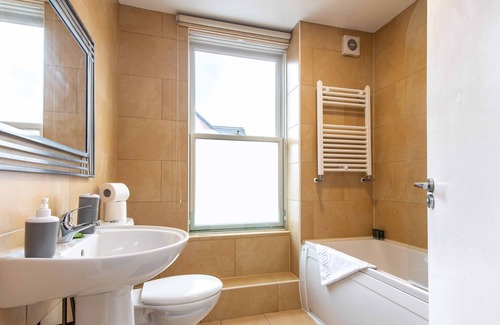 Winsford Apartamento | Charming 3-Bedroom Semi-Detached Home with Driveway for One Car