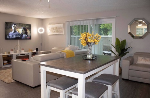 Pocket Casa | Charming 3-bedroom townhome with fitness room, Fast WiFi in Sacramento