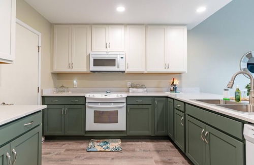 Shalimar Casa | Charming 3-bedroom townhome in Shalimar with WiFi