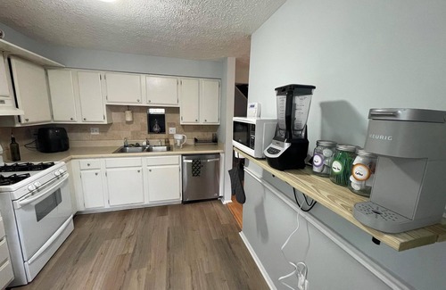 Sandy Springs Casa | Charming 3-bedroom townhome 20 min downtown ATL, Fire pit, Parking, WiFi/TVs