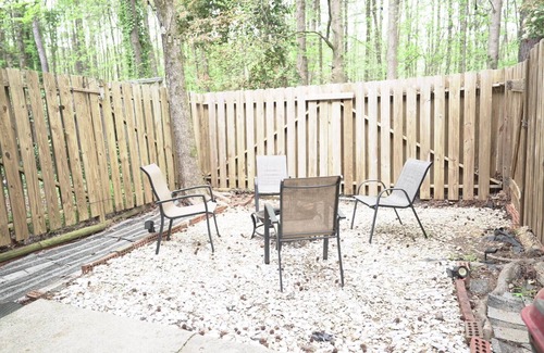 Sandy Springs Casa | Charming 3-bedroom townhome 20 min downtown ATL, Fire pit, Parking, WiFi/TVs